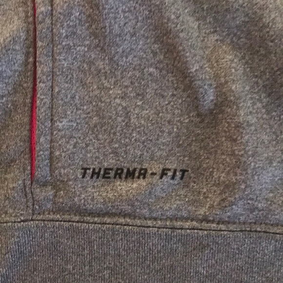 Little girls size Sm Nike therma-fit sweatshirt - Picture 3 of 6